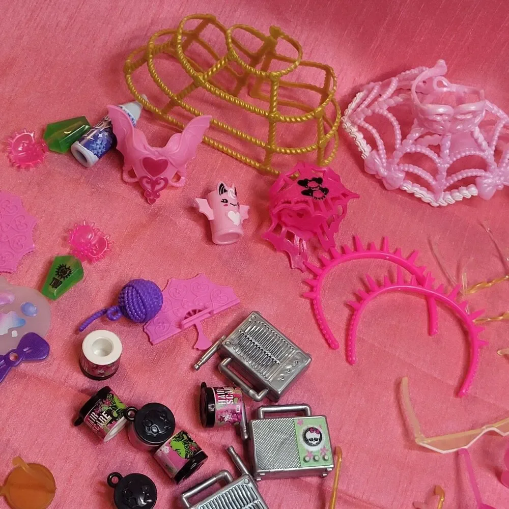 Monster High Dolls and Accessories Clothes Purses Earrings Luggage Balloons G3